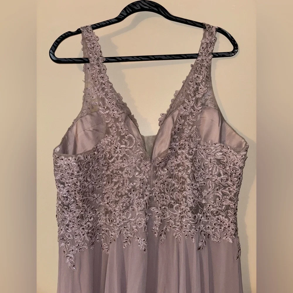 Worn once Mauve Prom dress - Picture 4 of 7